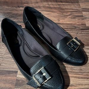 Womens Kenneth Cole black flats w buckle. Very good condition. Size 9